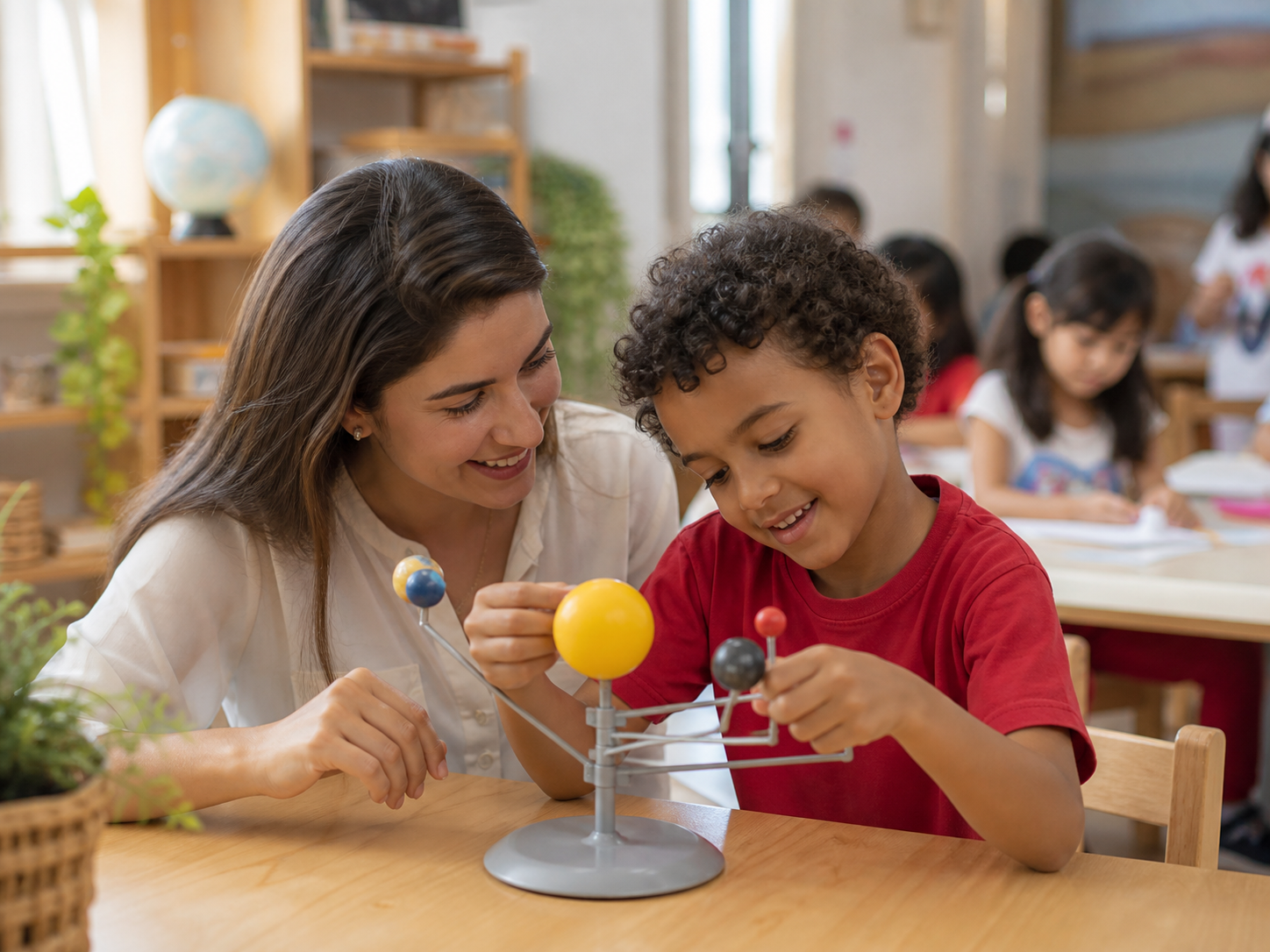 Professora e aluno explorando juntos uma atividade de ciências